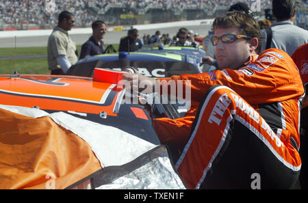 Tony Stewart monte dans sa voiture de course sur route à ciel ouvert avant le début de la Nascar Nextel Cup Bass Pro Shops MBNA 500 race à l'Atlanta Motor Speedway à Hampton, GA, le 30 octobre 2005. (Photo d'UPI/Nell Redmond) Banque D'Images