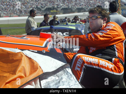 Tony Stewart monte dans sa voiture de course sur route à ciel ouvert avant le début de la Nascar Nextel Cup Bass Pro Shops MBNA 500 race à l'Atlanta Motor Speedway à Hampton, GA, le 30 octobre 2005. (Photo d'UPI/Nell Redmond) Banque D'Images