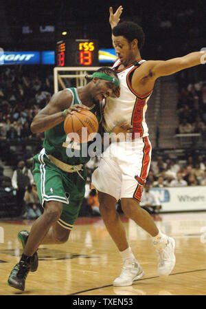 Boston Celtics guard Ricky Davis (12) se déplace autour de la défensive poste de garde Atlanta Hawks Josh Childress (1) au cours de la quatrième période, le 23 novembre 2005 à Atlanta, la Philips Arena. Les Hawks a battu les Celtics 120-117. (Photo d'UPI/John Dickerson) Banque D'Images