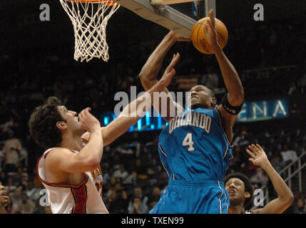 Orlando Magic guard Tony Battie (4) se bat pour un rebond avec Atlanta Hawks Zaza Pachulia (27) en vertu de la troisième période panier Orlando le 3 février 2006, dans l'Atlanta Philips Arena. Josh Childress montres de derrière battie. Les Hawks a défait la magie 96-94. (Photo d'UPI/John Dickerson) Banque D'Images
