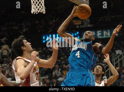 Orlando Magic guard Tony Battie (4) se bat pour un rebond avec Atlanta Hawks Zaza Pachulia (27) en vertu de la troisième période panier Orlando le 3 février 2006, dans l'Atlanta Philips Arena. Josh Childress montres de derrière battie. Les Hawks a défait la magie 96-94. (Photo d'UPI/John Dickerson) Banque D'Images