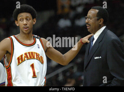 Atlanta Hawks Josh Childress (Garde côtière canadienne 1) confère à l'entraîneur-chef Mike Woodson Hawks dans la quatrième période, le 29 mars 2006, dans l'Atlanta Philips Arena. Les Hawks a défait les Pacers 94-93 pour compléter un balayage de la saison quatre de la série de jeux avec les Pacers. (Photo d'UPI/John Dickerson) Banque D'Images