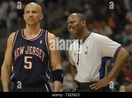 New Jersey Nets Jason Kidd (5) et deux Derek Richardson parler d'une faute contre l'appel des filets dans la quatrième période de jouer contre les Atlanta Hawks le 31 mars 2006, dans AtlantaÕs Phillips Arena. Les filets défait les Hawks 91-88. (Photo d'UPI/John Dickerson) Banque D'Images