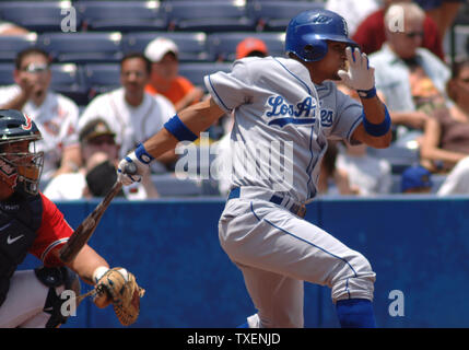 Dodgers de Los Angeles court arrêt et leadoff hitter Rafael Furcal hits dans son premier at-bat pour lancer un plan d'exécuter dans un rallye jeu de Memorial Day 29 mai 2006 à Atlanta's Turner Field. Les Dodgers défait les Braves 12-5. (Photo d'UPI/John Dickerson) Banque D'Images