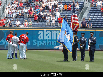 Saison 2001 Andruw Jones (25) et Edgar Renteria (11) Inscrivez-vous Los Angeles Dodgers Rafael Furcal (15) dans le champ extérieur lors des cérémonies d'avant-match devant un jeu de Memorial Day 29 mai 2006 à Atlanta's Turner Field. Les Dodgers défait les Braves 12-5. (Photo d'UPI/John Dickerson) Banque D'Images