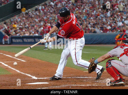 Brian McCann des Braves d'Atlanta hits un single de Red Sox de Boston à partir pitcher Curt Schilling, dans la deuxième manche le 18 juin 2006, à Atlanta, Turner Field. (Photo d'UPI/John Dickerson) Banque D'Images