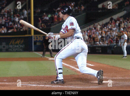 Atlanta Braves Jeff Francoeur regarde son hit drop en jeu dans les champ de gauche dans la 10e manche de jouer contre les Reds de Cincinnati à conduire en Chipper Jones pour la victoire le 6 juillet 2006, à Atlanta, Turner Field. Les Braves défait les rouges 8-7. (Photo d'UPI/John Dickerson) Banque D'Images