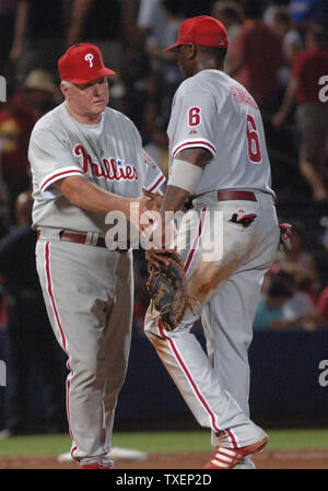 Philadelphia Phillies manager Charlie Manuel félicite Ryan Howard pour sa performance contre les Braves d'Atlanta le 7 août 2006, à Atlanta, Turner Field. Les Phillies défait les Braves 9-6. (Photo d'UPI/John Dickerson) Banque D'Images