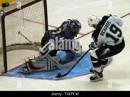 Le centre de foudre de Tampa Bay Brad Richards tente d'obtenir le palet par la défense du gardien de but des Thrashers d'Atlanta Kari Lohtonen dans une fusillade après des heures supplémentaires à la Philips Arena d'Atlanta, 5 octobre 2006. Le cliché a manqué. La foudre a battu les Thrashers 3-2 dans la fusillade. (Photo UPI/John Dickerson) Banque D'Images
