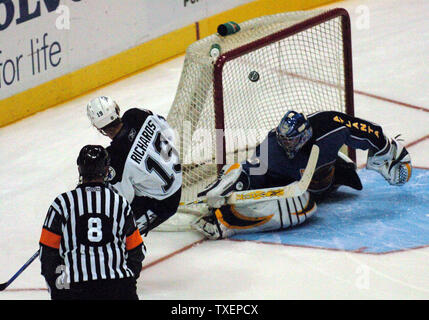 Le Lightning de Tampa Bay center Brad Richards (19) montres le palet entrer dans le filet sur la défense de Atlanta Thrashers Kari gardien Lohtonen pour le but gagnant dans une fusillade après des heures supplémentaires à la Philips Arena d'Atlanta, le 5 octobre 2006. Le Lightning a défait les armoises 3-2 à la fusillade. (Photo d'UPI/John Dickerson) Banque D'Images