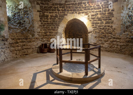 Bien et d'espace de stockage en cave de 12e siècle château d'Orford, Suffolk, Angleterre, RU Banque D'Images
