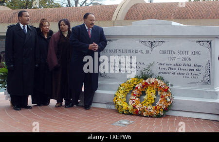 La demeure du Dr Martin Luther King, Jr., et Coretta Scott King, sont enterrés ensemble dans un mausolée à jour dévoilé à la King Center à Atlanta le 20 novembre 2006. Son cercueil a été déplacé d'un quasi-par emplacement temporaire le 17 novembre 2006, au nouveau mausolée construit 10 mois après sa mort. Le Dr King a été assassiné en 1968. Les enfants du couple (L-R) : Dexter King, Yolanda King, Bernice King et Martin Luther King III, regardez une couronne placée sur la tombe. (Photo d'UPI/John Dickerson) Banque D'Images