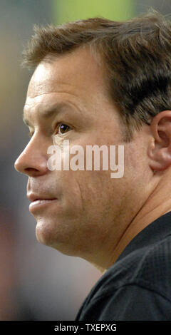 L'entraîneur-chef des Falcons d'Atlanta Jim Mora pendant le jeu contre la Nouvelle Orleans Saints au Georgia Dome à Atlanta, le 26 novembre.Les Saints défait les Falcons 31-13. (Photo d'UPI/John Dickerson) Banque D'Images