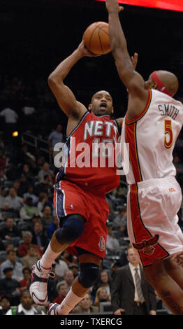 New Jersey Nets Vince Carter (15) est un tir contre Atlanta Hawks Josh Smith (5) dans la quatrième période au Philips Arena d'Atlanta, le 7 février 2007. Carter a conduit les filets avec 22 points. Les filets défait les Hawks 87-85. (Photo d'UPI/John Dickerson) Banque D'Images