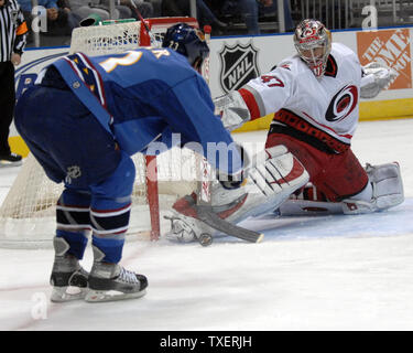 Atlanta Thrashers Jim Slater (23) tente sans succès de marquer contre le gardien des Hurricanes de la Caroline de la défense John Grahame (47) dans la deuxième période à la Philips Arena d'Atlanta, le 4 mars 2007. Les armoises défait les Hurricanes 3-1. (Photo d'UPI/John Dickerson) Banque D'Images