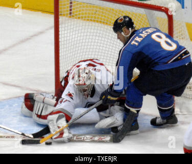 Le gardien des Hurricanes de la Caroline John Grahame (47 blocs) est un tir de Atlanta Thrashers Keith Tkachuk (8), dans la première période à la Philips Arena d'Atlanta, le 4 mars 2007. Les armoises défait les Hurricanes 3-1. (Photo d'UPI/John Dickerson) Banque D'Images