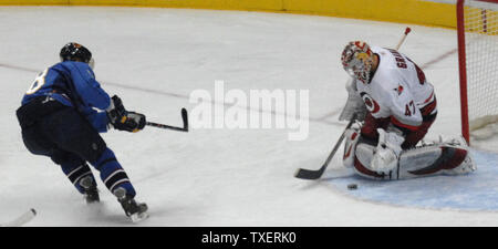 Atlanta Thrashers Marian Hossa (18) de la Slovaquie, décollage après un tir contre le gardien des Hurricanes de la Caroline John Grahame (47), dans la première période à la Philips Arena d'Atlanta, le 4 mars 2007. Les armoises défait les Hurricanes 3-1. (Photo d'UPI/John Dickerson) Banque D'Images