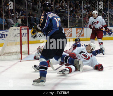 Thrashers d'Atlanta Ilya Kovalchuk (17) de la Russie, les scores sur les Hurricanes de la Caroline tombés John Grahame gardien (47) et Rod Brind'Amour (17) comme Keith Tkachuk (8), attribue à l'aider, les montres en troisième période à la Philips Arena d'Atlanta, le 4 mars 2007. Les armoises défait les Hurricanes 3-1. (Photo d'UPI/John Dickerson) Banque D'Images