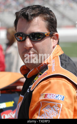 Tony Stewart, pilote de la Chevrolet, Home Depot se prépare à prendre sa voiture pour le début de l'Kobalt Tools 500 NASCAR Nextel Cup series course à Atlanta Motor Speedway à Hampton, en Géorgie, le 18 mars 2007. Il a terminé deuxième. (Photo d'UPI/John Dickerson) Banque D'Images