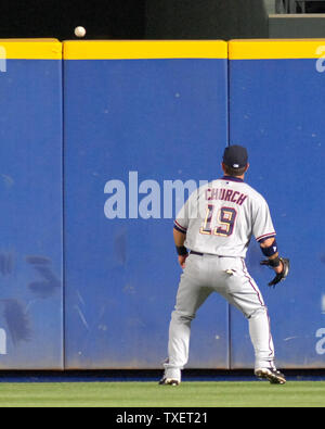 Nationals de Washington center fielder Ryan Church watches la balle frappée par Kelly Johnson Atlanta Braves rebondissent sur le dessus de la clôture du champ centre et goutte sur le terrain, a décidé d'un lit, dans la troisième manche à Turner Field à Atlanta, le 10 avril 2007. Les Braves défait le tiers 8-0. (Photo d'UPI/John Dickerson) Banque D'Images