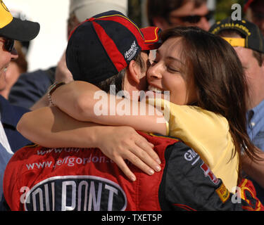 Vainqueur de Jeff Gordon épouse sa femme, Ingrid, dans la victoire à la suite du cercle Aaron's 499 NASCAR Nextel Cup series à Talladega Superspeedway de Talladega, Alabama, le 29 avril 2007. (Photo d'UPI/John Dickerson) Banque D'Images