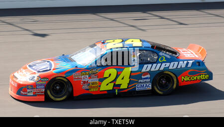 Jeff Gordon dans la voiture no 24 lecteurs Chevrolet DuPont sur son chemin vers sa 77e victoire dans la Coupe NASCAR Aaron's 499 NASCAR Nextel Cup series à Talladega Superspeedway de Talladega, Alabama le 29 avril 2007. (Photo d'UPI/John Dickerson) Banque D'Images