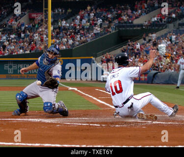 Chipper Jones des Braves d'Atlanta (10) glisse en toute sécurité à travers la plaque de marquer comme le receveur des Dodgers de Los Angeles Russell Martin s'efforce de maintenir la poignée sur la balle lancée à partir de champ gauche en première manche à Turner Field à Atlanta, le 4 mai 2007. (Photo d'UPI/John Dickerson) Banque D'Images