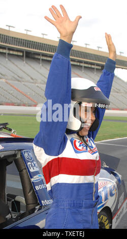 Diana DeGarmo, American Idol runner-up en 2004, l'actrice de Broadway et de la course automobile, du ventilateur est ravi après avoir conduit une voiture de course à la vitesse de 8 tours dans la Richard Petty Driving Experience à Atlanta Motor Speedway à Hampton, en Géorgie le 8 juillet 2007. L'aventure de conduite dans une voiture de course NASCAR était un cadeau d'anniversaire. (Photo d'UPI/John Dickerson) Banque D'Images