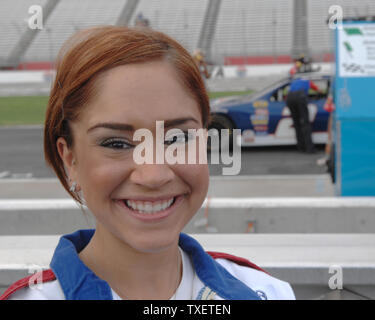 Diana DeGarmo, American Idol runner-up en 2004, l'actrice de Broadway et auto racing fan, attend pour sa première fois au volant d'une voiture de course à 8 tours de la Richard Petty Driving Experience à Atlanta Motor Speedway à Hampton, en Géorgie le 8 juillet 2007. L'aventure de conduite dans une voiture de course NASCAR était un cadeau d'anniversaire. (Photo d'UPI/John Dickerson) Banque D'Images