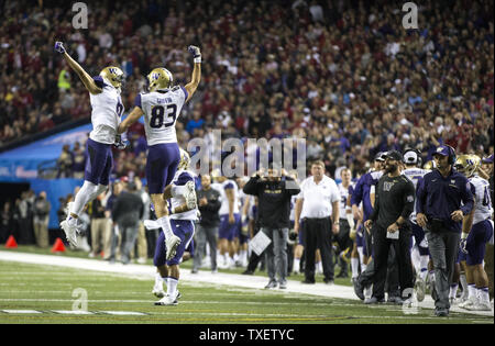 Washington Huskies wide receiver Dante Pettis (8) et Connor Griffin (83) célébrer Pettis' touchdown catch contre Alabama dans la première moitié du 2016 Peach Bowl au Georgia Dome à Atlanta, Géorgie le 31 décembre 2016. Photo par Mark Wallheiser/UPI Banque D'Images