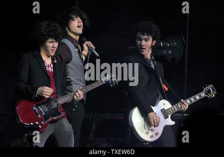 Nick Jonas, gauche, Joe Jonas, et Kevin Jonas, droit, du groupe pop Jonas Brothers effectuer après l'équipes d'étoiles de la LNH pratiqué à la Philips Arena à Atlanta le 26 janvier 2008. La Ligue Nationale de Hockey's 56e All-Star Game aura lieu le 27 janvier. (Photo d'UPI/Roger L. Wollenberg) Banque D'Images