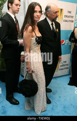 Richard Schiff, droit, arrive sur le tapis rouge avec sa femme, Sheila Kelley, gauche, pour l'inauguration de la Coalition créative à l'Harman Center of the Arts à Washington, DC, le 20 janvier, 2009. (Photo/UPI Arianne Teeple) Banque D'Images