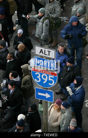 La foule attendre pour regarder le défilé inaugural sur Pennsylvania Avenue et la 6ème rue à Washington le 20 janvier 2009 après Barack Obama a prêté serment en tant que 44e président des États-Unis. (Photo/UPI Arianne Teeple) Banque D'Images