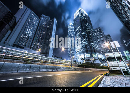 Le trafic important tout en légèreté et immeubles de bureaux. Banque D'Images