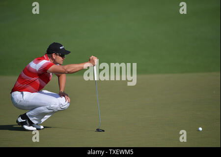 Henrik Stenson aligne un putt sur le 2e green lors d'une ronde de pratique avant le tournoi de golf à l'Augusta National Golf Club le 9 avril 2013 à Augusta (Géorgie). UPI/Kevin Dietsch Banque D'Images