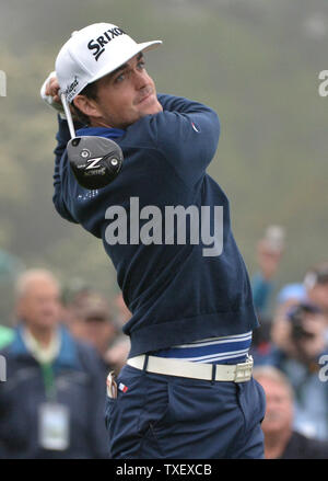 Keegan Bradley regarde son drive off du 1er tee pendant une ronde de pratique avant le tournoi de golf Masters à Augusta de Augusta National Golf Club, George, le 7 avril 2014. UPI/Kevin Dietsch Banque D'Images