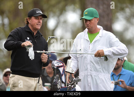 Phil Mickelson clubs d'échanges avec sa caddie Jim Mackay pendant une ronde de pratique avant le tournoi de golf Masters à Augusta de Augusta National Golf Club, George, le 8 avril 2014. UPI/Kevin Dietsch Banque D'Images