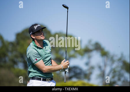 Keegan Bradley regarde son drive off du 10e tee lors du premier tour des Masters 2014 à l'Augusta National Golf Club à Augusta, Géorgie, le 10 avril 2014. UPI/Kevin Dietsch Banque D'Images