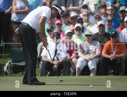 Phil Mickelson putts sur le 18ème green lors du deuxième tour des Masters 2014 à l'Augusta National Golf Club à Augusta, Géorgie, le 11 avril 2014. Watson a terminé sept en vertu de l'al. UPI/Kevin Dietsch Banque D'Images