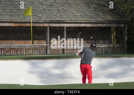 Jason Dufner hits out d'un Bunker au 12e trou lors du deuxième tour des Masters 2014 à l'Augusta National Golf Club à Augusta, Géorgie, le 11 avril 2014. Watson a terminé sept en vertu de l'al. UPI/Kevin Dietsch Banque D'Images