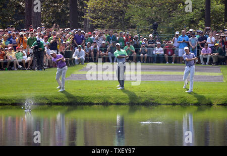 Ben Crenshaw, Tiger Woods et Jordan Spieth passer leur balle à travers l'étang sur le 16ème trou durant une pratique sur le tournoi Masters 2015 à Augusta National, à Augusta (Géorgie) le 8 avril 2015. Photo par Kevin Dietsch/UPI Banque D'Images