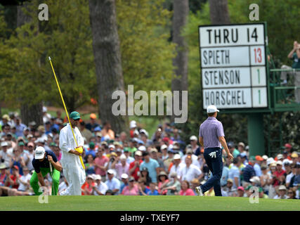 Jordan Spieth promenades sur le 15ème green après un birdie au deuxième tour de la 2015 Tournoi des maîtres à Augusta National Golf Club à Augusta (Géorgie) le 10 avril 2015. Photo par Kevin Dietsch/UPI Banque D'Images