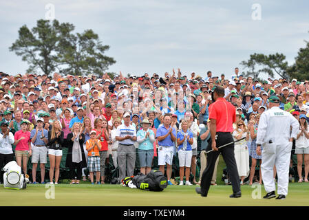 Les clients applaudissent que Tiger Woods marche arrêt de la 18e vert après dans la ronde finale au tournoi des maîtres 2015 à Augusta National Golf Club à Augusta (Géorgie) le 12 avril 2015. Jordan Spieth a remporté le tournoi Masters 2015 et c'est sa première grande victoire du championnat avec un score de 18 en vertu de l'article Photo de Kevin Dietsch/UPI Banque D'Images