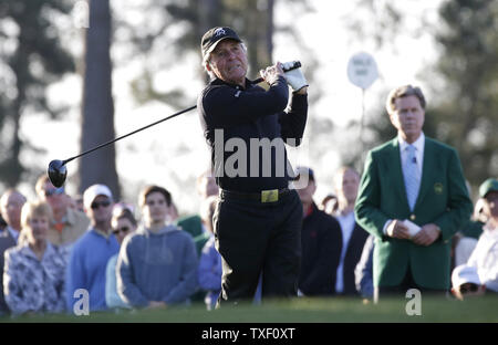Starter honoraire de l'Afrique du Sud, Gary Player hits un coup de départ pour commencer le 1er tour de la 2018 Masters Tournament à l'Augusta National Golf Club à Augusta, Géorgie, le 5 avril 2018. Photo de John Angelillo/UPI Banque D'Images