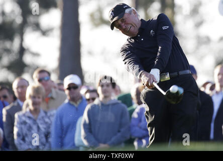 Starter honoraire de l'Afrique du Sud, Gary Player hits un coup de départ pour commencer le 1er tour de la 2018 Masters Tournament à l'Augusta National Golf Club à Augusta, Géorgie, le 5 avril 2018. Photo de John Angelillo/UPI Banque D'Images