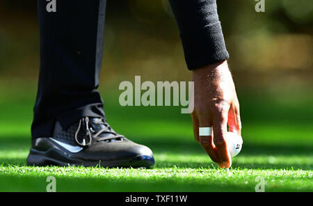 Tiger Woods place son ballon avant de frapper au large de la 2ème tee lors du premier tour des Masters 2018 à l'Augusta National Golf Club à Augusta, Géorgie, le 5 avril 2018. Photo par Kevin Dietsch/UPI Banque D'Images