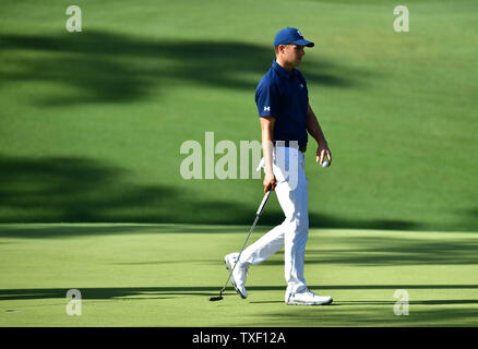 Jordan Spieth promenades sur le 10ème green pendant le premier tour de la 2018 tournoi Masters à l'Augusta National Golf Club à Augusta, Géorgie, le 5 avril 2018. Photo par Kevin Dietsch/UPI Banque D'Images