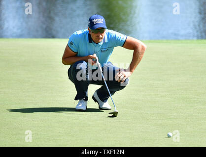 Henrik Stenson aligne un putt sur le 16ème green pendant le premier tour de la 2018 tournoi Masters à l'Augusta National Golf Club à Augusta, Géorgie, le 5 avril 2018. Photo par Kevin Dietsch/UPI Banque D'Images