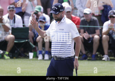 Marc Leishman de l'Australie réagit après un birdie au deuxième trou au 2ème tour du tournoi Masters 2018 de l'Augusta National Golf Club à Augusta, Géorgie, le 6 avril 2018. Photo de John Angelillo/UPI Banque D'Images