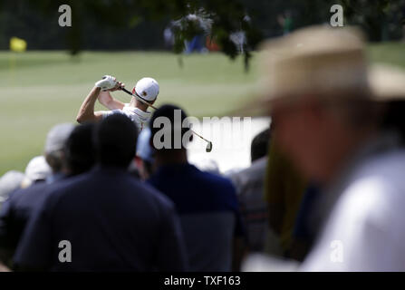 Martin Kaymer d'Allemagne hits son coup de départ sur le 4ème trou dans le 2ème tour du tournoi Masters 2018 de l'Augusta National Golf Club à Augusta, Géorgie, le 6 avril 2018. Photo de John Angelillo/UPI Banque D'Images